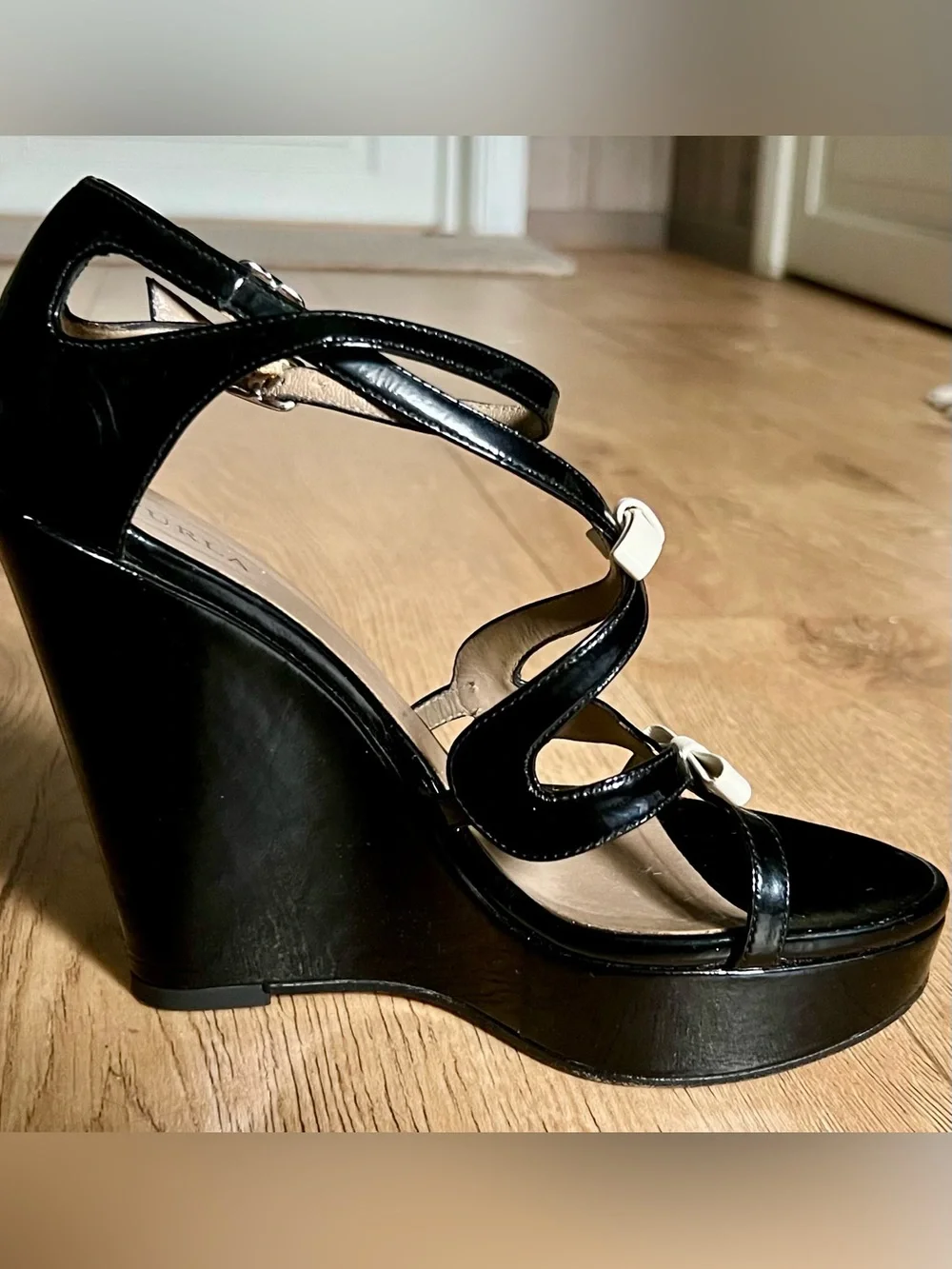 Furla Vero Cuoio Patent Leather Wedge/Platform Bow Sandals